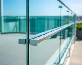 Staklena ograda s aluminijskim profilom