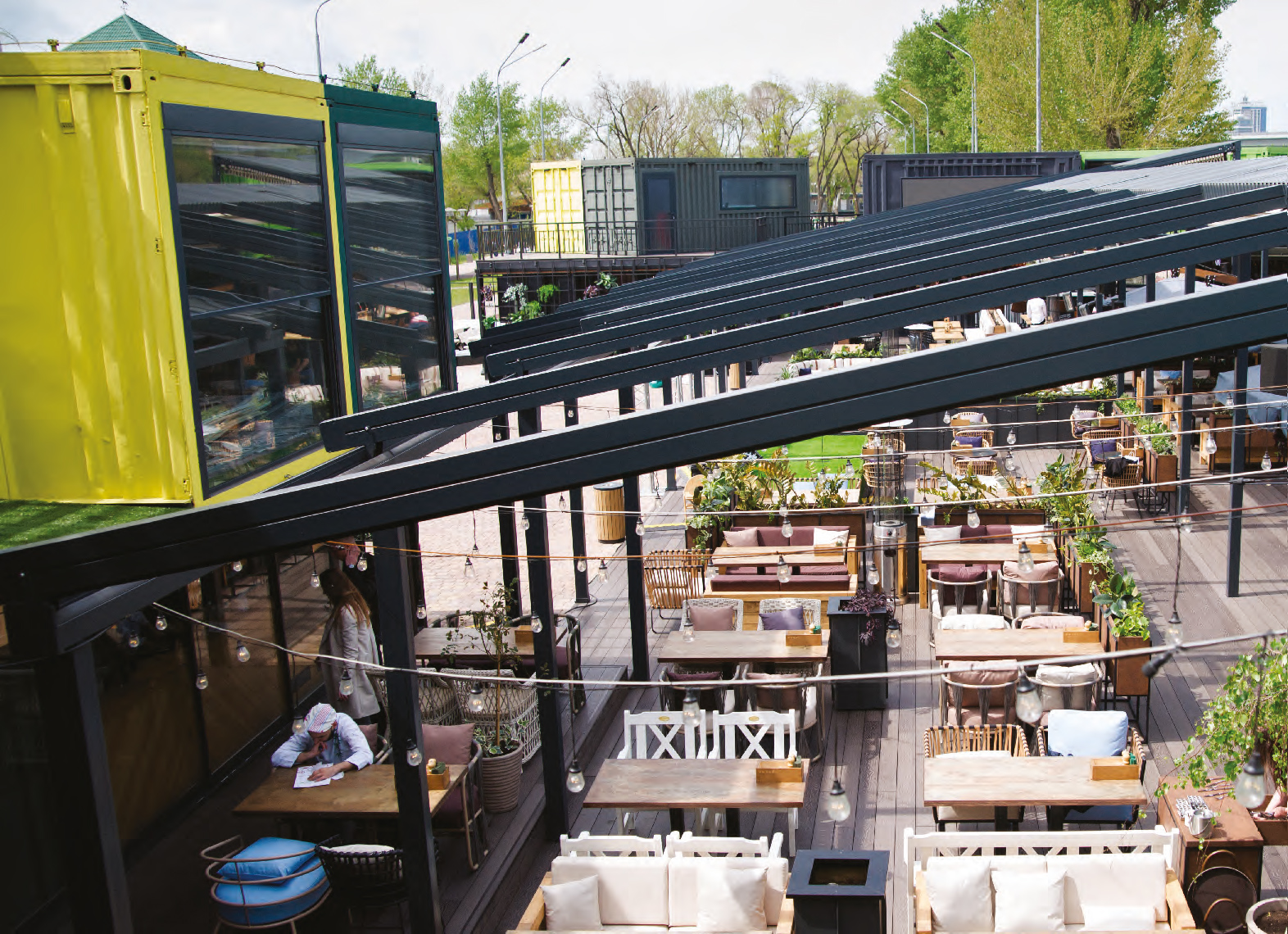 Pergola s platnom na terasi restorana u večernjoj atmosferi